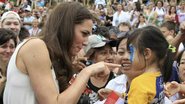 Kate Middleton cumprimenta criança no Canadá - Reuters