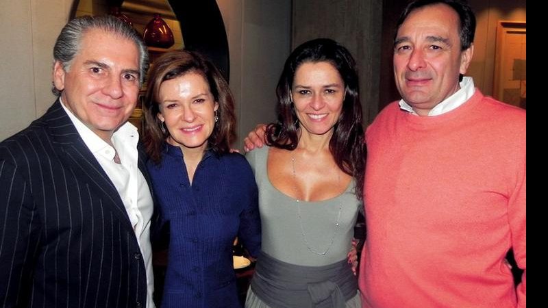 Marcelo e Rosana Cunha organizam jantar e recebem Ana Lucia e Belarmino Iglesias em restaurante, SP. - CAUÊ DINIZ