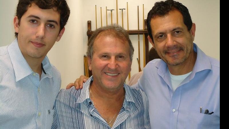 Zico recebe Thomaz e Robson Gouvêa, filho e pai, em palestra sobre sua carreira. - GIANNE CARVALHO