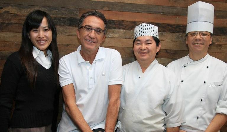 Momoko Takamura, Cesar Hasky e os chefs Satoshi Kaneko e Paulo Matsumoto em restaurante japonês, no Rio. - GIANNE CARVALHO