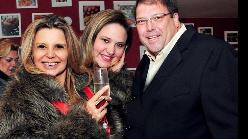 Sandrinha Sargentelli faz 47 anos e festeja com os noivos Aline Pizzocaro e Luciano Faccioli, em SP. - CASSIANO DE SOUZA / CBS IMAGENS, DANIEL VEIGA, PAULO JABUR, RICARDO NADER, RODRIGO TUCO, ROGÉRIO LACANNA, SUZANA ABREU, TATI MURR E WALDEMIR FILETTI
