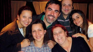Festejando o bom ibope da atração da RedeTV!, a diretora Claudia Bexiga, de xadrez, faz festa com Marcia Ciucio e, em pé, Claudia Zebinato, Paulo Vieira, João Antonio Batista e Simone Garuti, em São Paulo. - CHARLES NASSER, CLAU DIA EJARA, CLAYTON JERONIMO, FERNANDO MUCCI, GABRIEL RUFATTO , JOÃO SILVA , MÁRCIA STIVA L, MARGARETHE ABUSSAMRA / ABUSSAMRA PHOTOS E TOMAS FAQUINI