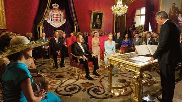 Diante de 80 convidados, eles se casam no civil na Sala do Trono, dentro do Palácio Magnífico. - QUEEN E REUTERS