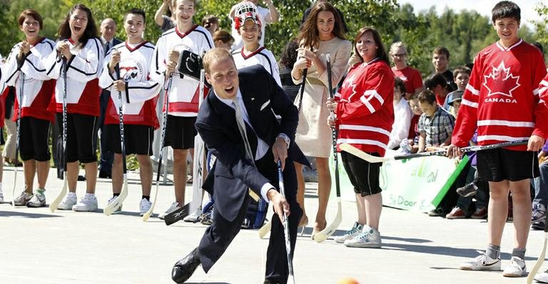 Príncipe William joga hóquei de rua no Canadá - Getty Images