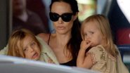 Angelina Jolie com os gêmeos Knox e Vivienne - GrosbyGroup