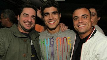 Caio Castro com o produtor Biel Maciel e o Dj Alberto Dias - Marco Macedo / Divulgação