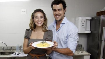 Joaquim Lopes cozinha para Paola Oliveira - Felipe Assumpção / AgNews