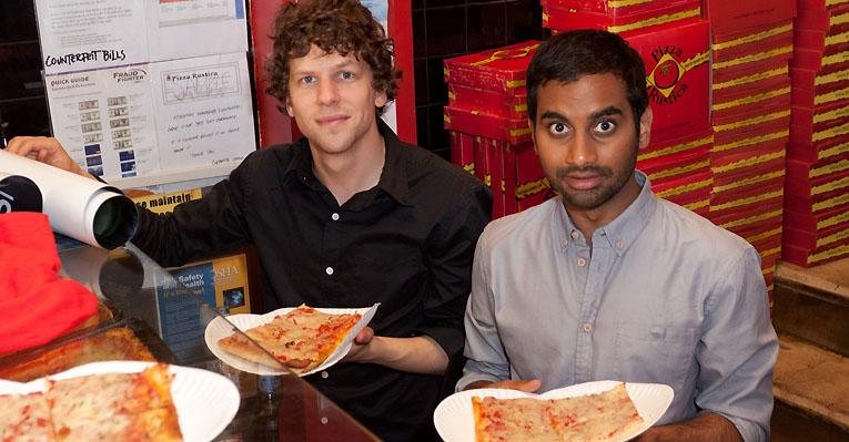Jesse Eisenberg e Aziz Ansari serviram fãs e distribuíram autógrafos em pizzaria de Miami - Getty Images