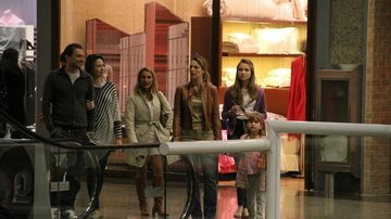 Paola Oliveira passeia com amigos em shopping carioca - Dilson Silva / AgNews