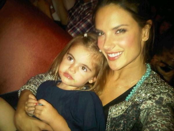 Alessandra Ambosio com a filha Anja Louise - Reprodução Twitter