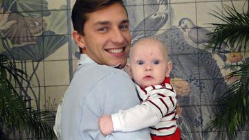 Klebber Toledo com o bebê Cristiano - Reprodução / TV Globo