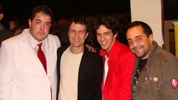 Gabriel Braga Nunes com os amigos da peça 'Deixa solto' no Rio - Rogerio Fidalgo / Photo Rio News