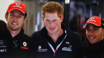 Príncipe Harry entre os pilotos Lewis Hamilton e Jenson Button, da McLaren - Getty Images