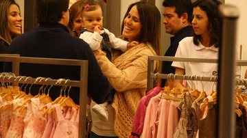 Fernanda Pontes se encanta com bebê - Daniel Delmiro / AgNews