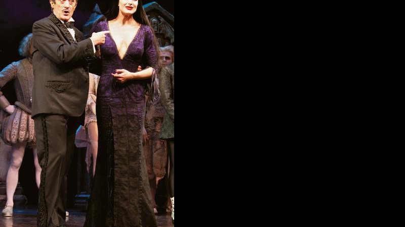 A atriz, com Roger Rees, em cena do espetáculo A Família Addams. - BRAINPIX