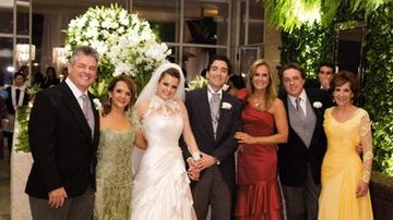 Recém-casados, Monique e Giuliano são ladeados por Damião e Kátia, pais da noiva, Helô e Celso e Vera Lúcia, pais do noivo, na festa. - FOCA