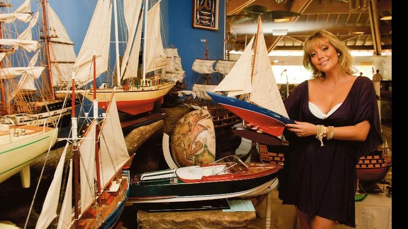 Em luxuoso resort de Angra dos Reis, a cantora brinca com as miniaturas marítimas. - CADU PILOTO