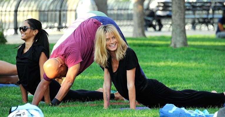 Heidi Klum pratica ioga em Nova York - Getty Images