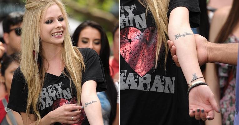 Avril Lavigne exibe nova tatuagem - Getty Images