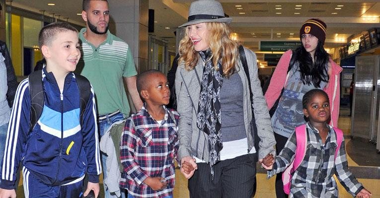 Madonna e seus filhos no Aeroporto JFK em Nova York - Grosby Group