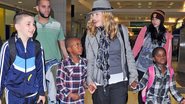 Madonna e seus filhos no Aeroporto JFK em Nova York - Grosby Group