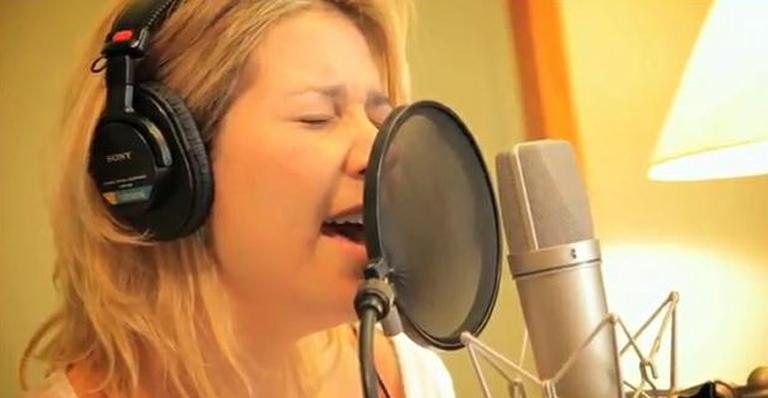 Luiza divulga primeiro clipe do DVD Seguir Cantando - Reprodução / YouTube
