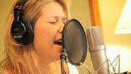 Luiza divulga primeiro clipe do DVD Seguir Cantando - Reprodução / YouTube