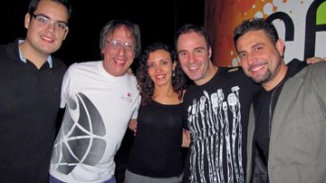 Os comediantes Haeckel e Otavio Mendes saudam DJ Lisa Bueno e Diogo Portugal, que fazem stand up também visto por Vitor Hugo, em SP. - FLAVIA FUSCO, LUCAS MARTINI, L.R COMUNICAÇÃO, MARCELO MAGNANI, MÁRCIA STIVAL, MARINA MALHEIROS E NILTON R CRUZ