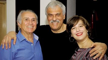No Rio, Fernando Rocha ganha abraço de Danilo Caymmi, que aplaude com a filha Alice a estreia do show. - DIOGO CRUZ, FÁBIO BARROCAL, FECO HAMBURGER, FRANCISCO MACEDO, GUSTAVO SANNA, JULIANA CENSI, MARCO RODRIGUES, MÁRCIA QUINTAS E RENATA DIAS