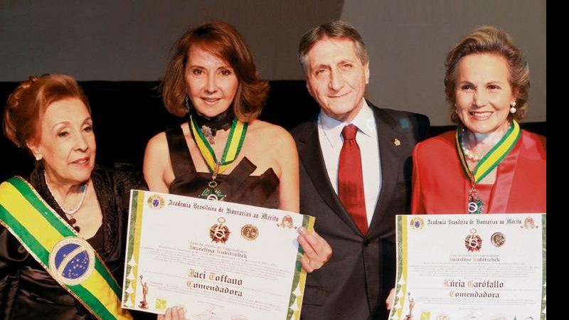 Em Brasília, Jupyra Ghedini e Pedro Zanoni felicitam Jaci Toffano e Lúcia Garófalo, laureadas com a Comenda da Soberana Ordem do Mérito Empreendedor JK, em noite idealizada pelo Centro de Integração Cultural e Empresarial de São Paulo. - BRUNO SPADA, ERASMO NASCIMENTO, FABRIZIO GUERATTO, L.R COMUNICAÇÃO E LUCIANA PREZIA