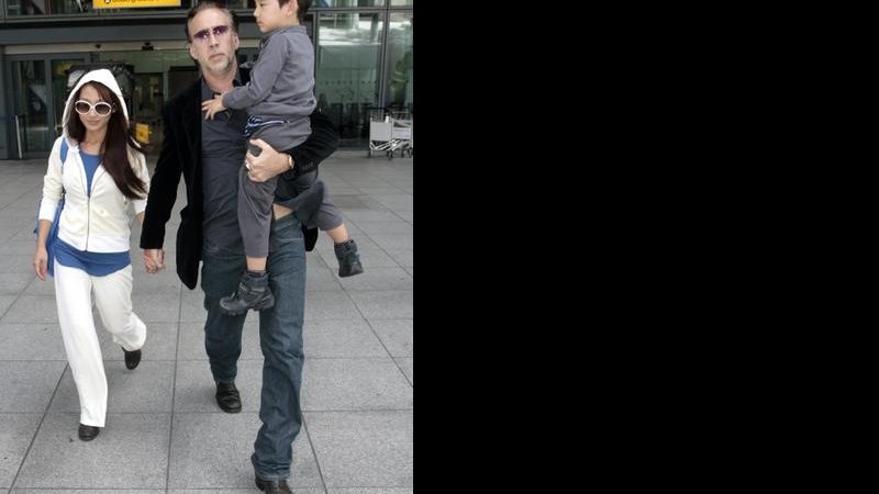 Nicolas Cage com a esposa Alice Kim e o filho Kal-El - Grosby