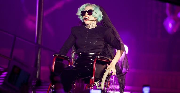Gaga entra em show de cadeira de rodas - Reuters