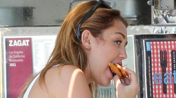 Miley Cyrus devora cachorro quente - Grosby Group