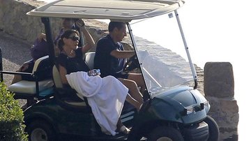 Sarkozy e Carla Bruni vão à praia - Reuters