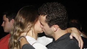 O beijo de Rodrigo Andrade em sua namorada - Rodrigo dos Anjos / AgNews