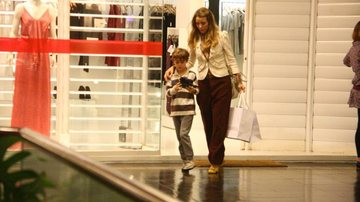 Christine Fernandes levou o pequeno Pedro para fazer compras - Daniel Delmiro/AgNews