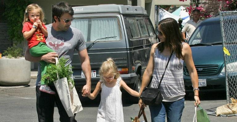Ben Aflleck e Jennifer Garner com as filhas Violet e Seraphina: suspeita de terceira gravidez - The Grosby Group