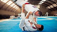 . No tatame, Szafir mostra suas habilidades no jiu-jítsu com mestre Octávio de Almeida Junior. - Fotos: Gabriel Chiarastelli