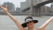 A atriz passeia próximo a Brooklyn Bridge.