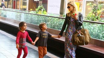 Carolina Dieckmann em passeio com o filho José e uma amiguinha - Daniel Delmiro/AgNews
