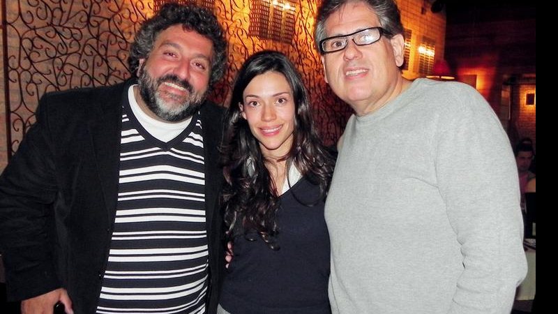 O tenor Jorge Durian, a jornalista Camilla Garcia e o cabeleireiro Murilo José dos Santos em almoço, em SP.