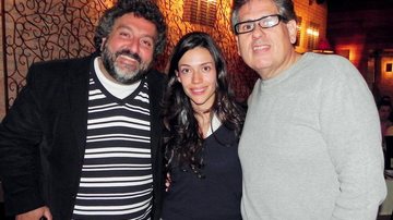 O tenor Jorge Durian, a jornalista Camilla Garcia e o cabeleireiro Murilo José dos Santos em almoço, em SP.