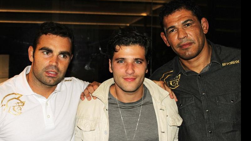 O personal trainer Chico Salgado, Bruno Gagliasso e o lutador Minotauro conhecem loja de produtos esportivos, SP.