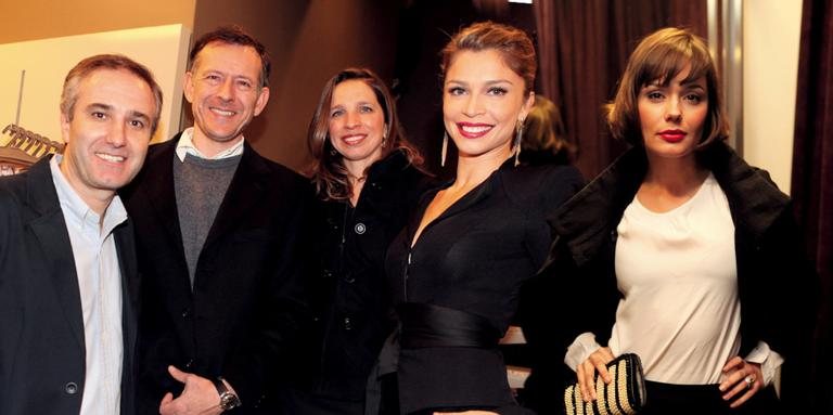 Eduardo Costa, Victor Serra e Silvia Pena recebem Grazi Massafera e Graziela Schmidt em loja de lingeries.