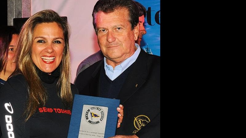 Andrea Rogick é laureado pelo comodoro do Iate Clube de Santos, Berardino Fanganiello, em Ilhabela, SP.