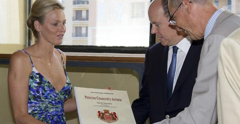 Principe Albert II e Charlene Wittstock visitam exposição em Mônaco - City Files
