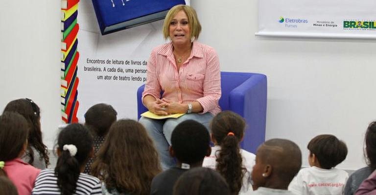 Susana Vieira lê para crianças no RJ - Anderson Borde / AgNews