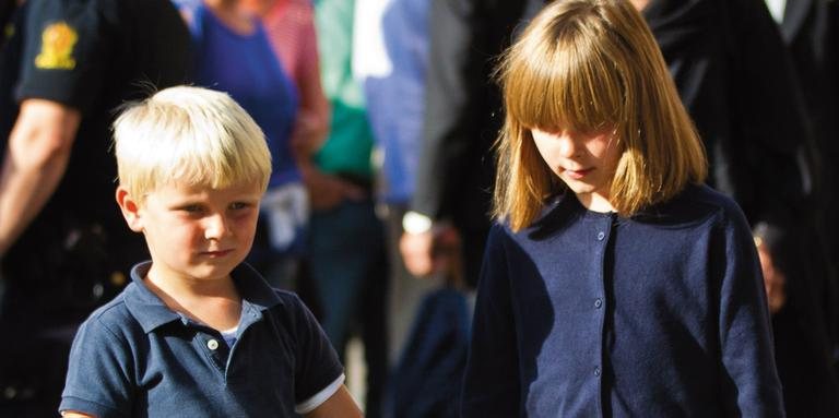Os pequenos príncipes Sverre e Ingrid prestam homenagem às vítimas. - Reuters