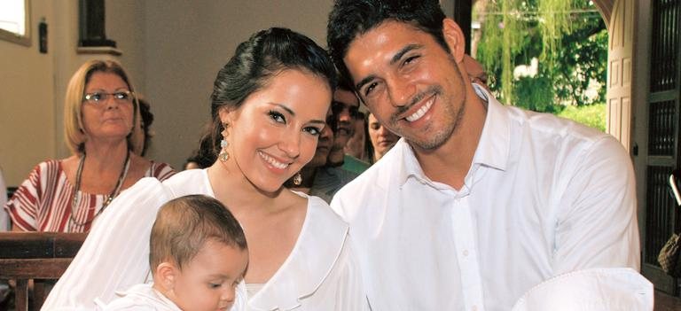 Na capela, a atriz e o marido, Marlos Cruz, levam a filha, Violeta, para o batizado.
