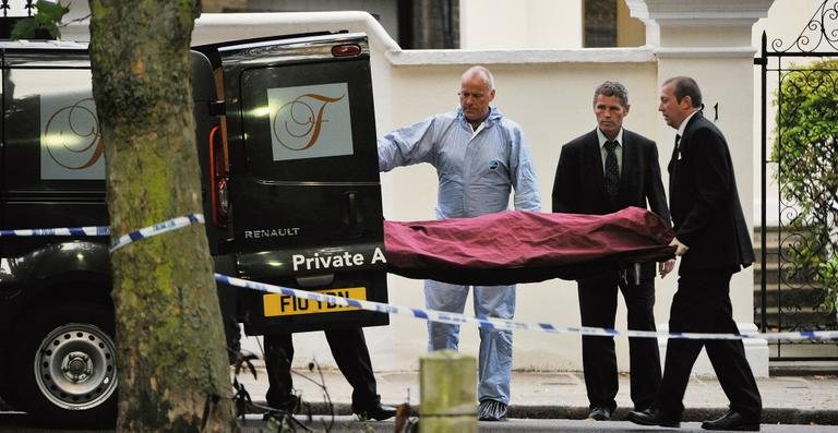 O corpo da cantora é retirado de sua casa em Londres. - Bill Auth/Reuters